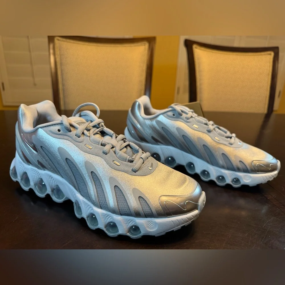 New Nike Air Max DN8 Metallic Silver Sneaker Shoes Size US 7 W / 5.5 M